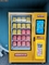 máquina expendedora automática afortunada de la caja y del regalo con el managementn del asvertisement en la alameda