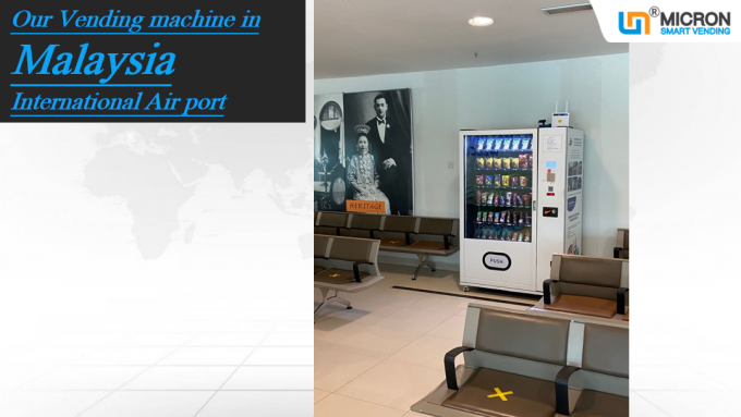 bocado y máquina expendedora de la bebida en el aeropuerto de Malasia