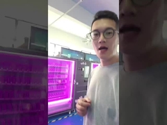 dos en una gran máquina expendedora combo