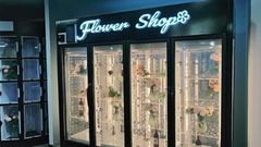 Máquina expendedora de flores frescas, casillero transparente en la nevera.