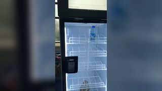 Nevera inteligente con IA en un almacén de EE. UU.