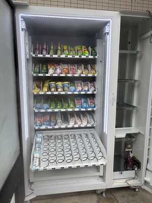 Máquina expendedora congelada con estructura metálica y soporte de telemetría para las necesidades del cliente