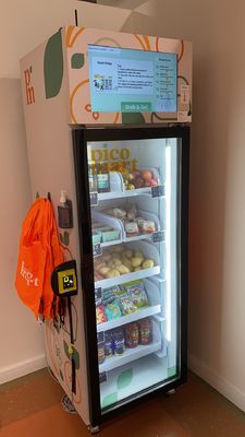 Máquina expendedora elegante del refrigerador de la bebida del bocado de la comida fresca de la venta elegante del micrón con el lector de tarjetas