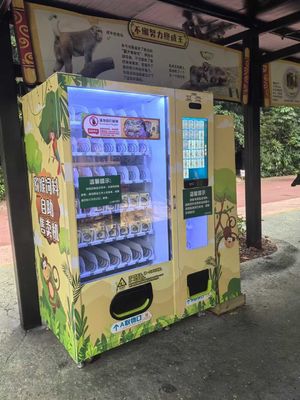 Máquina de venta de alimentos para animales con marco de metal conveniente para una gran capacidad y recarga confiable