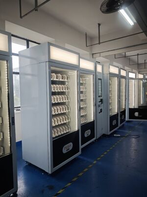 Máquina expendedora de alimentos con pantalla táctil grande y caja de luz superior para una mayor visibilidad y rendimiento de venta