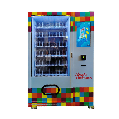 Pequeña máquina expendedora de los snacks del marco metálico con la publicidad de la pantalla